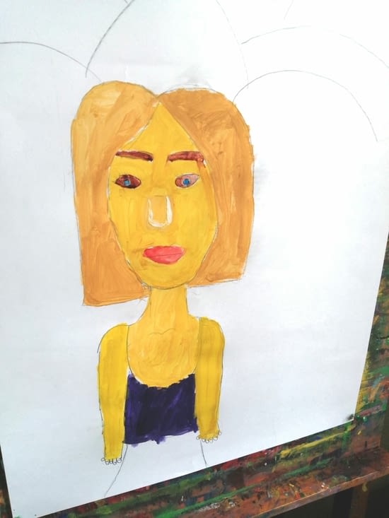 La dame jaune au tee shirt violet