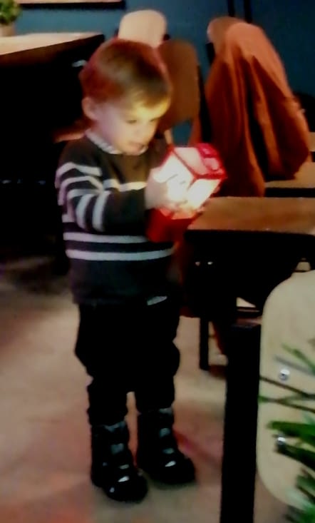 Les enfants sont blonds aux yeux bleus