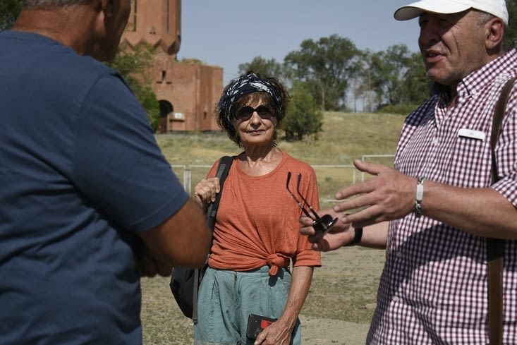 Garnik explique. Vardan et moi sommes désignés comme acteurs.