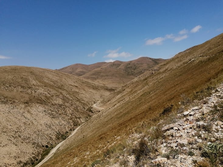 La route vers le sommet pour les véhicules de toutes sortes