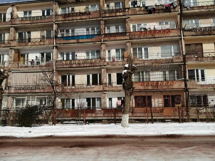 En face de ces immeubles de l'époque soviétique