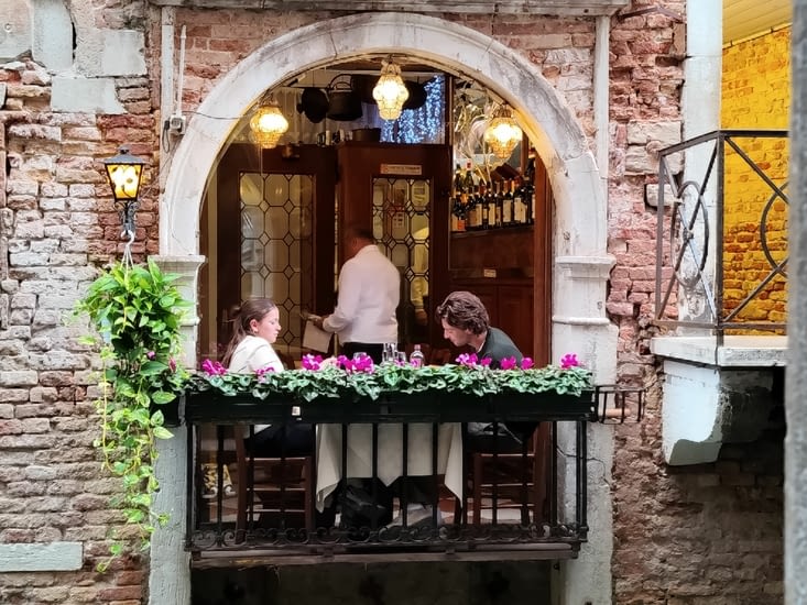 Peut-être le salut est-il dans les ruelles derrière