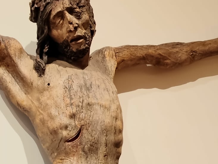 Un Christ tellement émouvant avec son visage fracassé par la détérioration du bois.