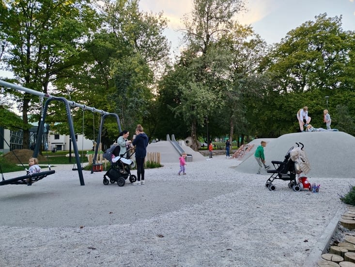 Terrains de jeux pour les enfants. Les papas sont très présents.