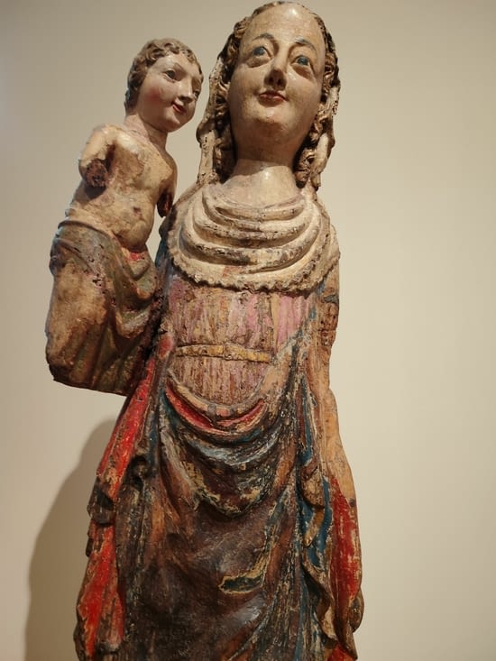 Une vierge rieuse et un  petit Jesus content.C'est rare chez nous.