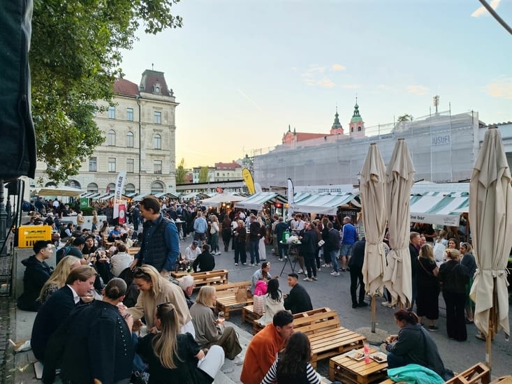 Comme au Moyen-âge, ripaille sur la place.
