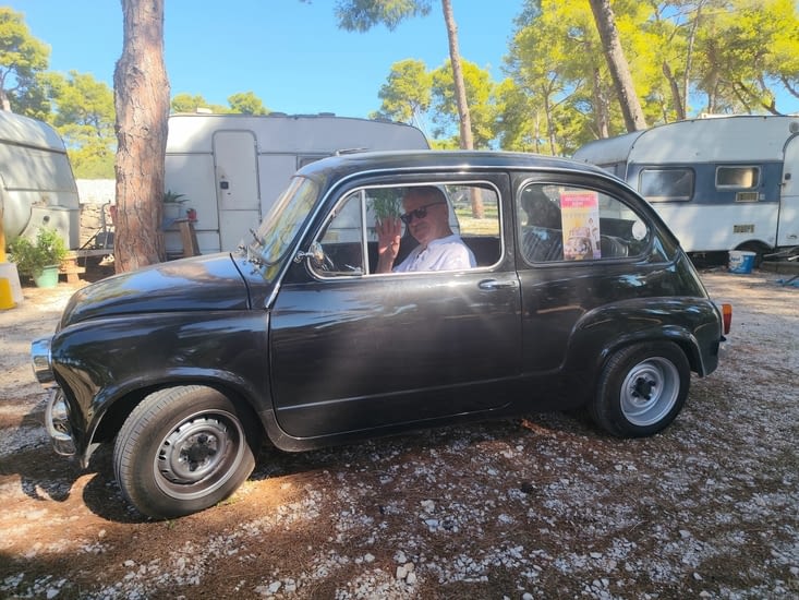 Teodor qui vient me faire coucou avec sa petite fiat vintage