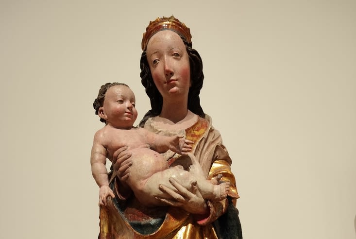 L'ovale du visage et sa blancheur de porcelaine , la finesse des traits.,.