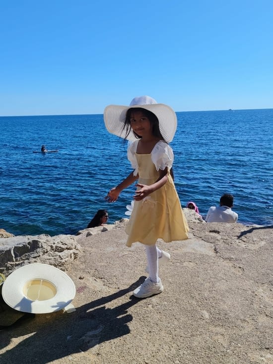 La petite fille cherche sa place dans ce ballet d''adultes.