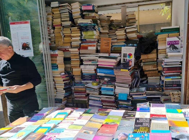 Beaucoup de bouquinistes, le long des "Champs Elysees"