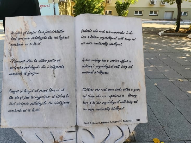 Une invitation à la lecture gravée dans la pierre.