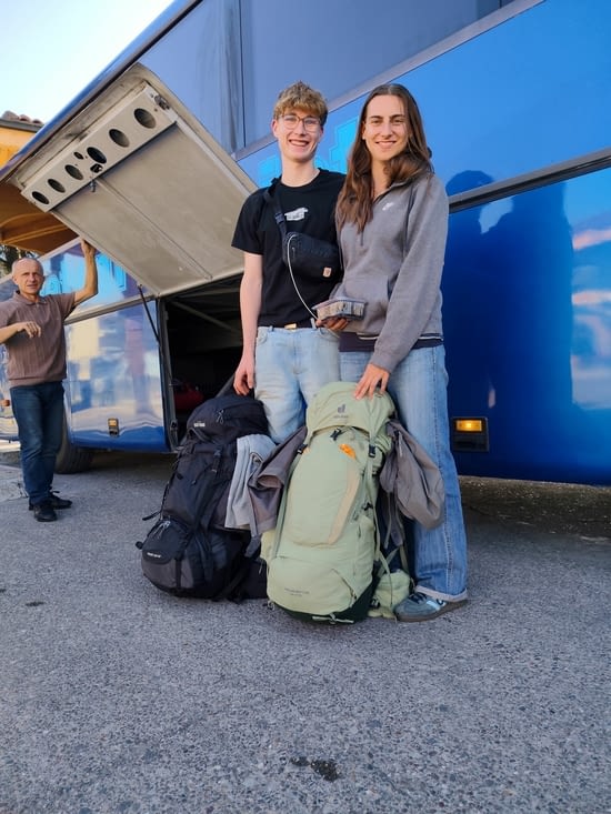 Ils voyages légers, physiquement et financièrement.