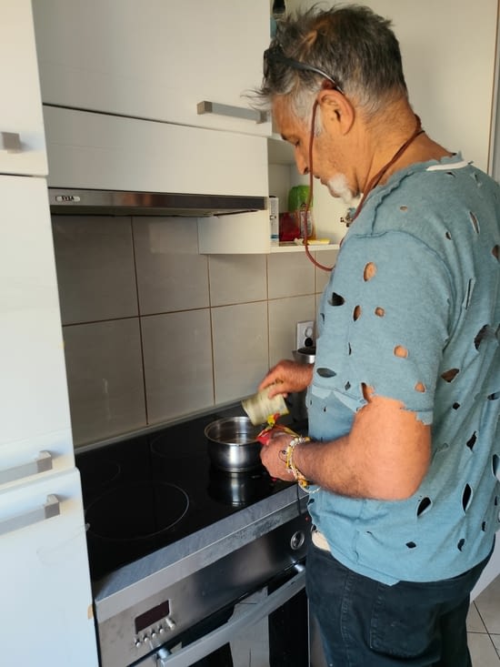 Le lendemain Hossein prépare les ingredients pour ma soupe du soir.