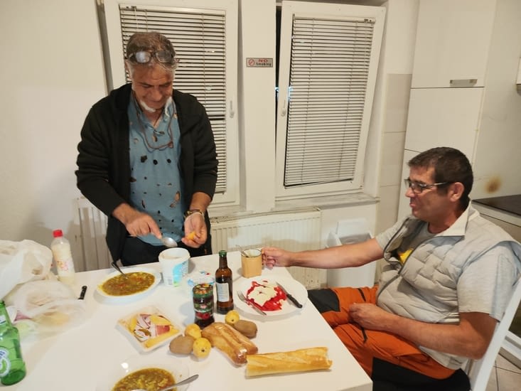 Raté, Hossein et Eric m'attendaient pour partager la soupe aux lentilles.
