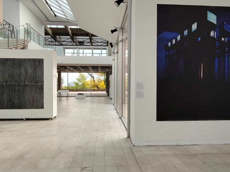 Photo d'une installation avec des moniteurs vidéo  dans les années 2000