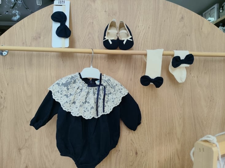 Étonnant cette layette noire. (fille ou garçon ?)