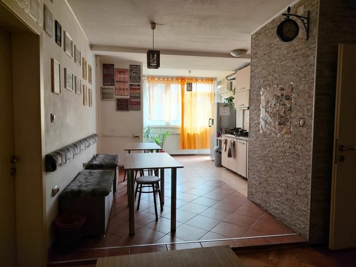 La cuisine-salon,  déserte dans la matinée