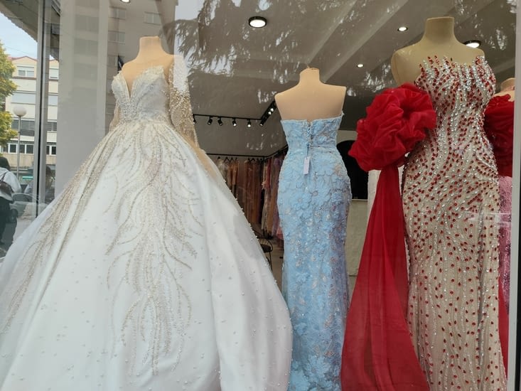 Partout des magasins de robes de mariés hallucinantes