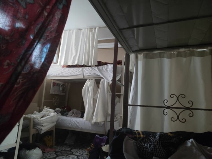 Je rejoins ma chambre au sous sol. Mon lit est le seul qui n'a pas de rideau.