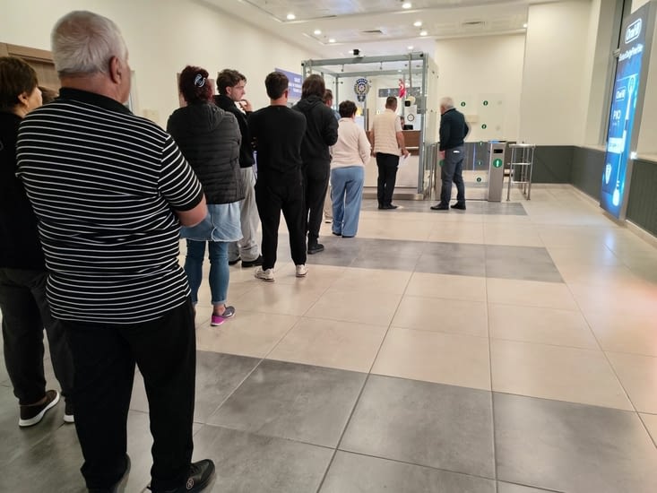 À la frontière turque, Le chauffeur du bus embarque les passagers dans son trafic.