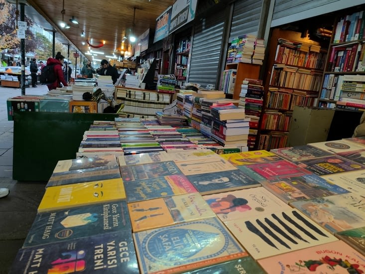 Une rue entiere pour les lecteurs.