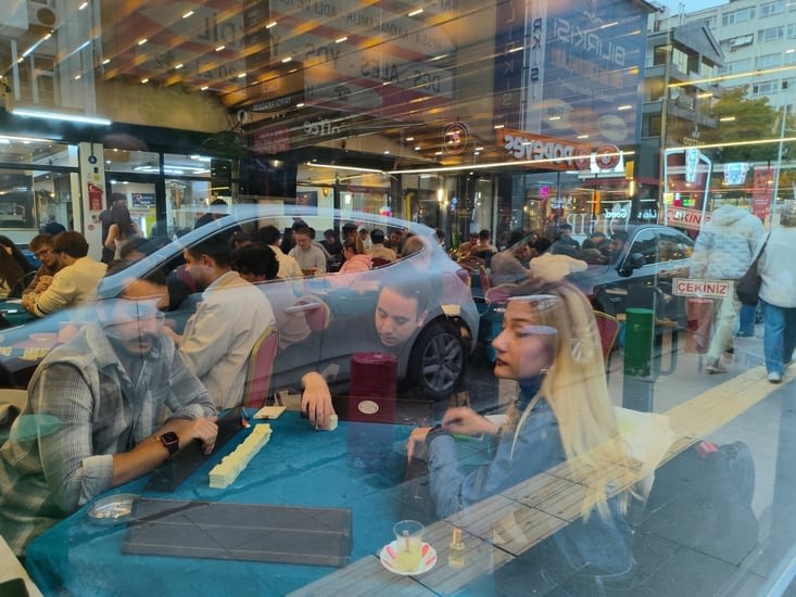 Des cafés avec de dizaines de joueurs.