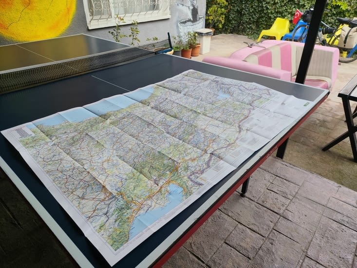 Sur la terrasse consulter la carte de la Turquie