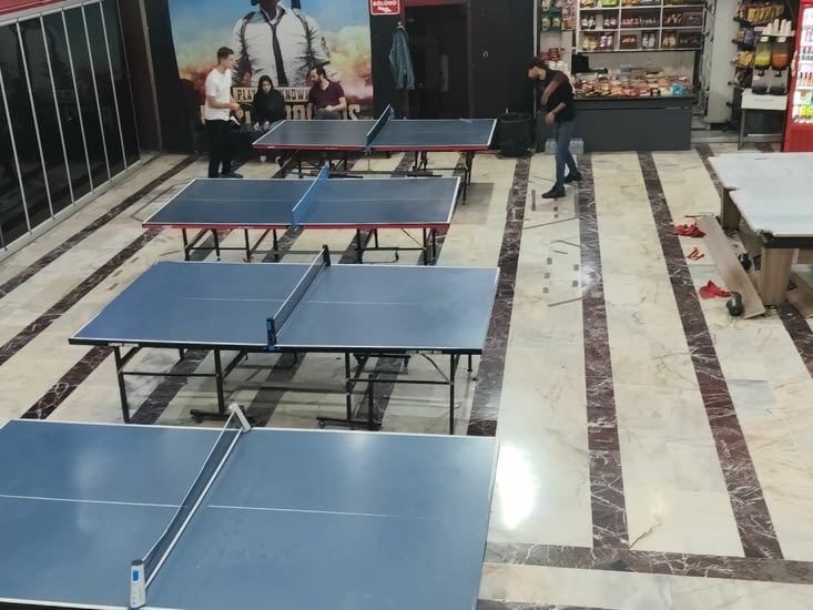 Dans le sous sol  on joue au ping-pong