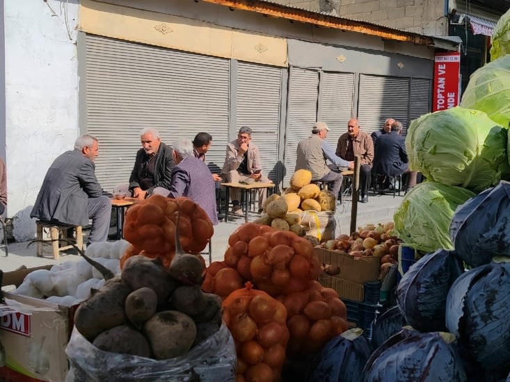 Partout sur les trottoirs des petites chaises et  des tables de maternelles