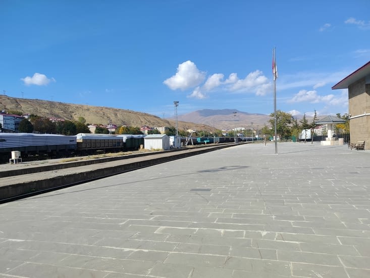 J'ai trouvé la gare, il n'y avait pas de train.