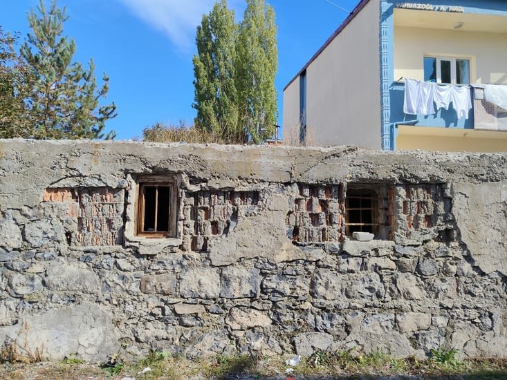 Des maisons abandonnées  côtoient des maisons plus restaurées