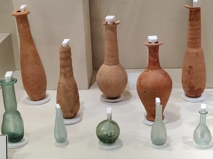 Des petites fioles de parfums en verre