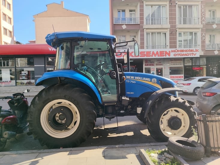 Des tracteurs, a vendre clé en main sur les trottoirs