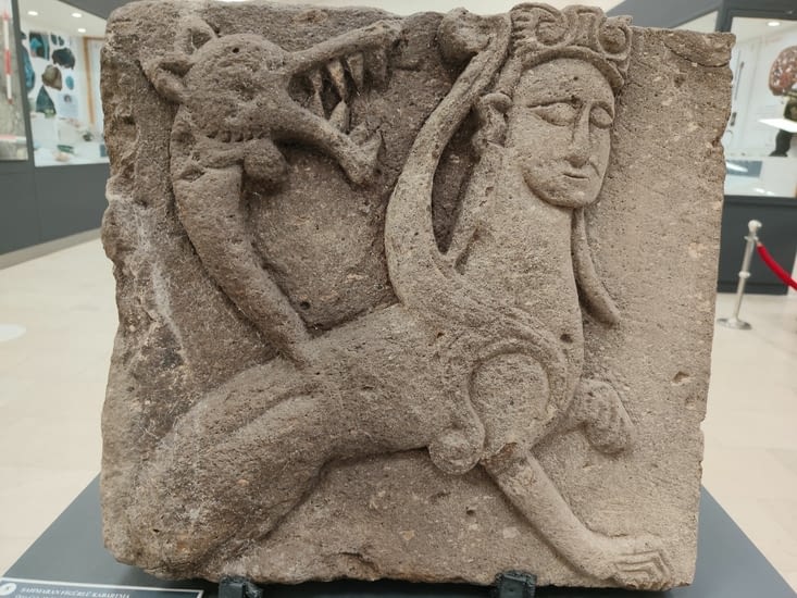 Şahmeran X|et le X|| siècle environ  (on n'en n'ai pas à  2 siècles près)