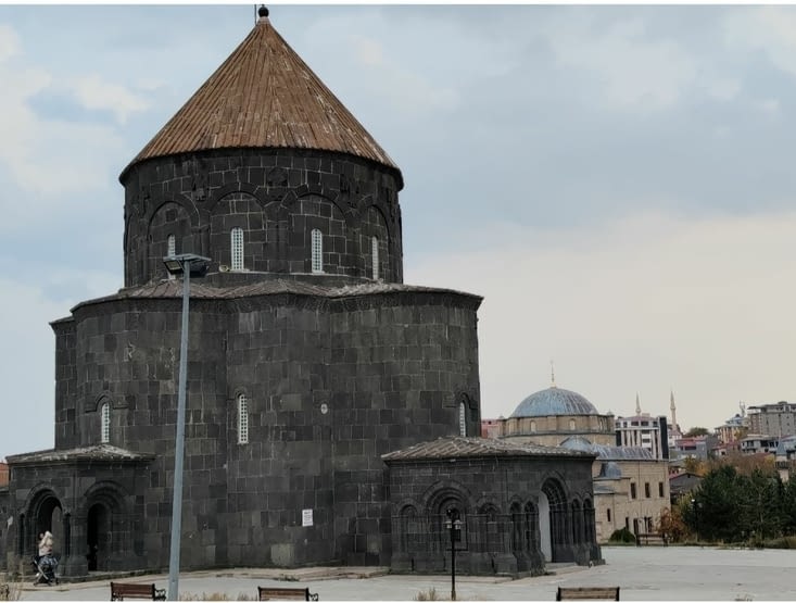 L'église est encerclée par les mosquées. Au moins quatre..