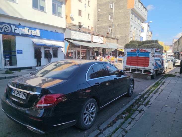 Mercedes et camion de paille