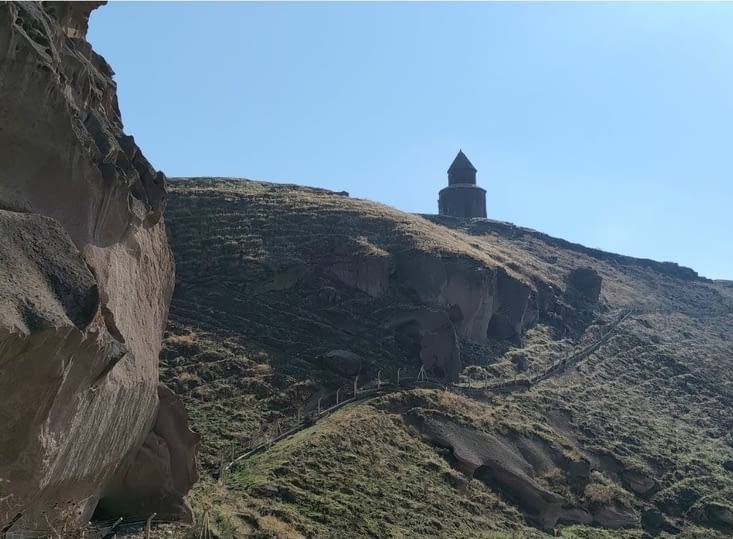 Par un sentier escarpé dans les broussailles