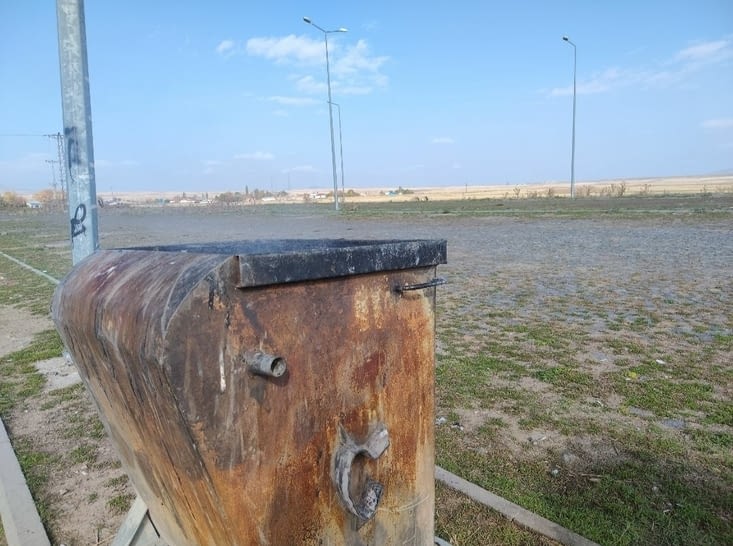Une poubelle de style ottoman fume