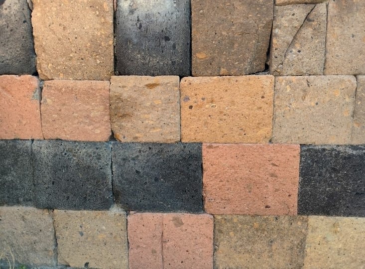 Juste derrière  les remparts, le site à decouvrir