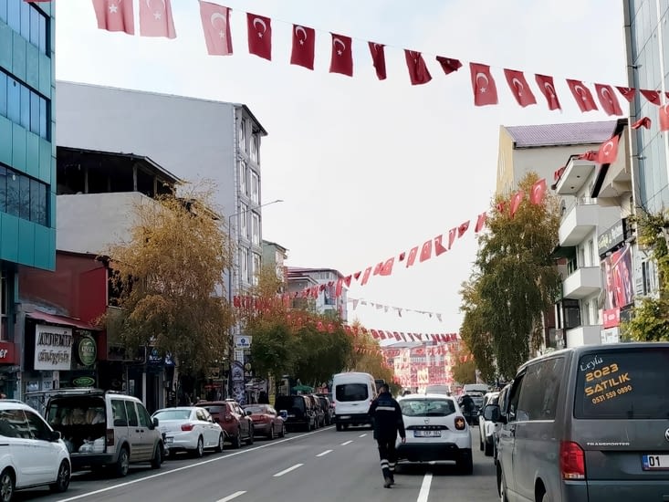 À Ardahan, le minibus nous arrête à un carrefour en plein centre ville.
