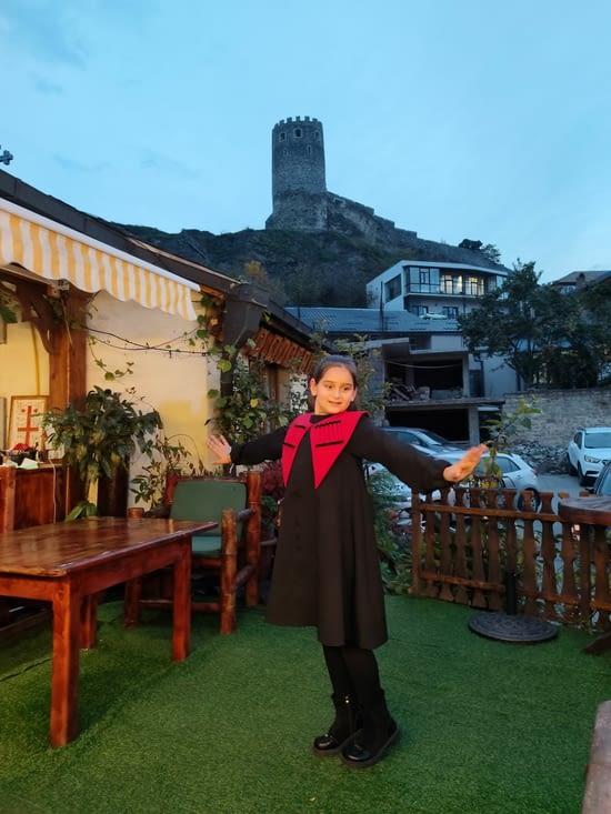 J'ai bu une bière en regardant 'une petite fille danser sur de la musique georgienne.