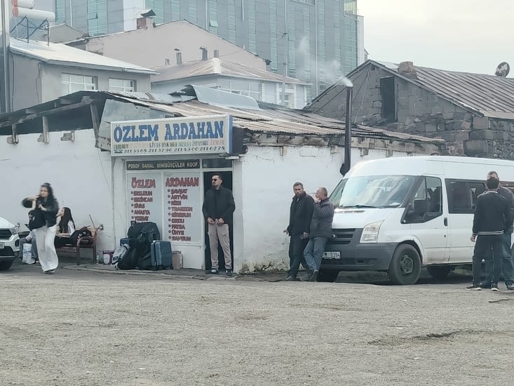 Une sorte de terrain vague avec une cabane sert de station de bus.