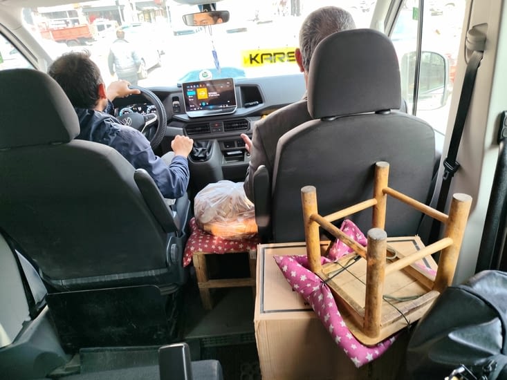 Le minibus se transforme en taxi.