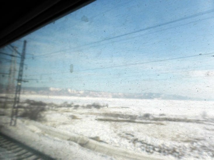 Le Baikal sous un autre angle, à travers la grisaille des fenêtres du train.