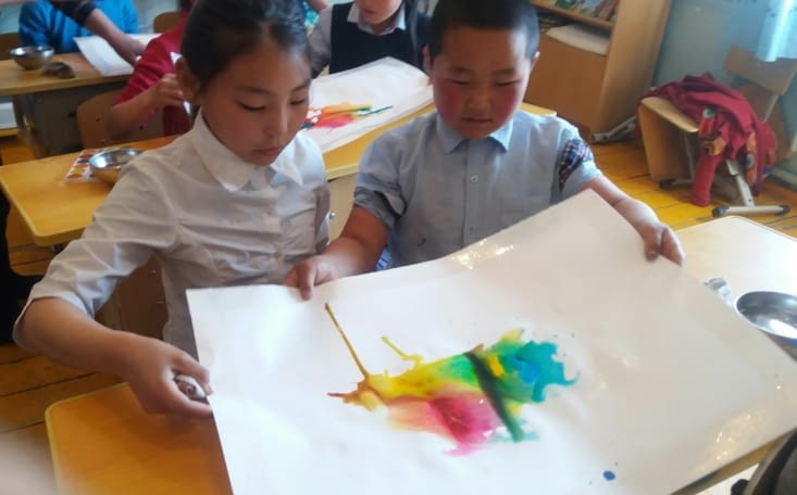 La seance suivante  : les enfants ont pris plaisir à mélanger les encres de couleur.