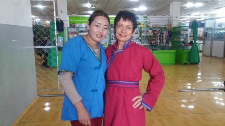 Au marché d'Ulaangom j'achète  ma tenue de printemps. Tout  le monde est en Nike ou en adidas, Il faut bien que l'étranger affirme sa différence.