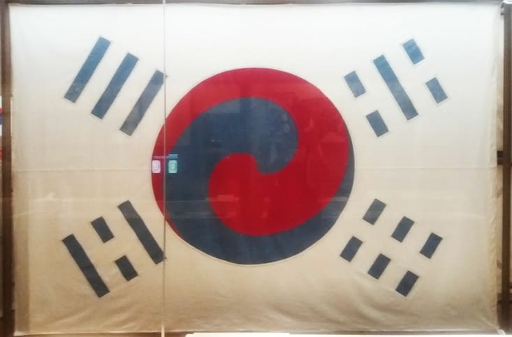 Le drapeau coréen dit tout, c'est à dire l'impossible  dans le monde d'aujourd'hui : la complémentarité du ying et du yang et l'harmonie avec le 4 élements : le feu, l'air, l'eau et la terre.