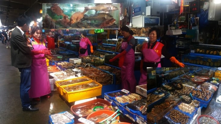 le marché de poissons de Séoul, j'en suis restée bouche bée.