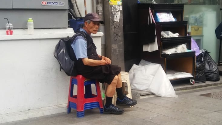 côté trottoir, nostalgie : avant sur sa bicyclette "cet ancêtre " (qui doit avoir mon âge)  devait transporter des rouleaux de tissus, sa charge est plus légère, mais il a conservé de bons mollets.
