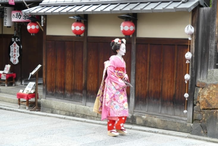 Geisha dans le ninen-zaka
